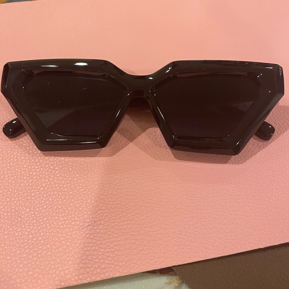 Chic Black Geometric Sunglasses